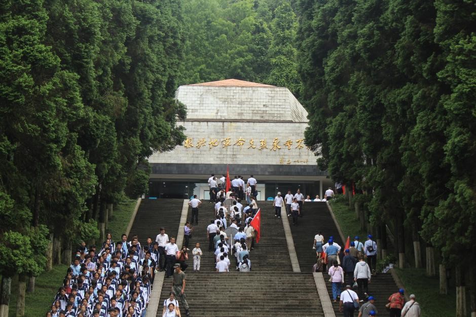 6月10日，全體員工參觀井岡山革命烈士陵園，并向革命烈士陵園敬獻(xiàn)花圈。