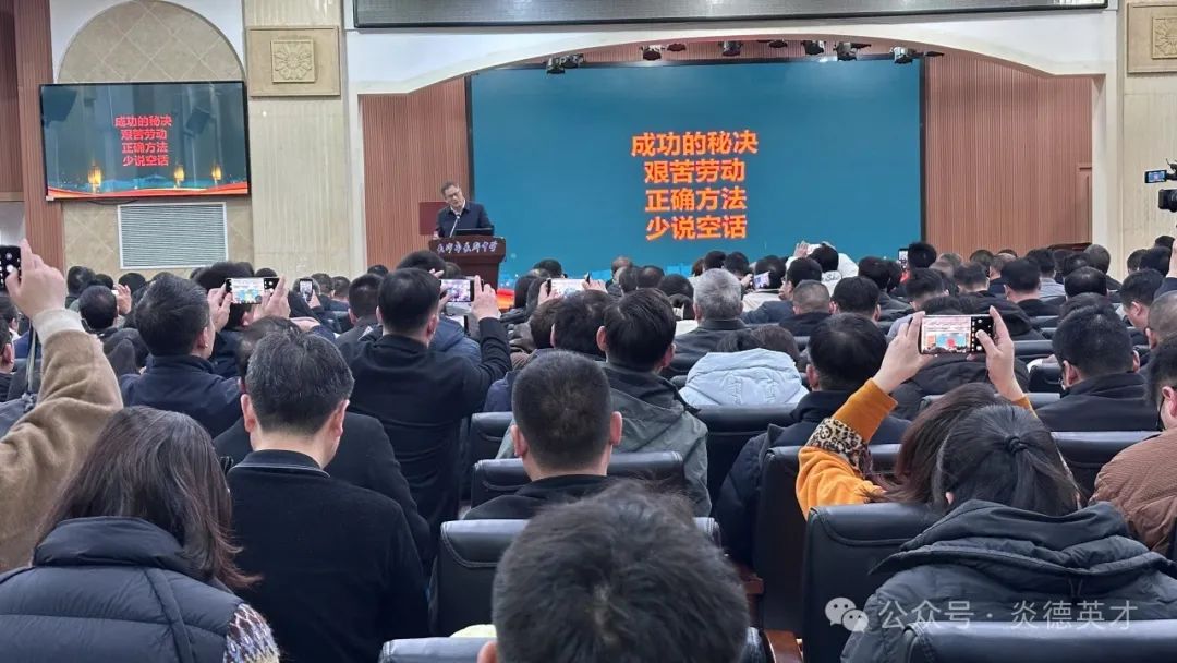 之后，長(zhǎng)郡中學(xué)副校長(zhǎng)肖斌武進(jìn)行了長(zhǎng)郡中學(xué)高三后階段的管理經(jīng)驗(yàn)與實(shí)戰(zhàn)經(jīng)驗(yàn)的分享，分享中他強(qiáng)調(diào)了培養(yǎng)良好學(xué)習(xí)習(xí)慣和回歸課堂的重要性。